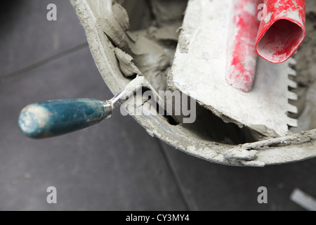 Mörtel auf Wand gekerbten Kelle Arbeit Konstruktionswerkzeuge Stockfoto