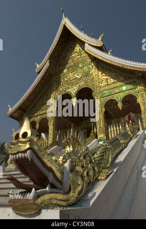 Hellsaw Drache bewacht die Stufen hinauf auf Haw Pha Bang im Königspalast in Luang Prabang, Laos Stockfoto