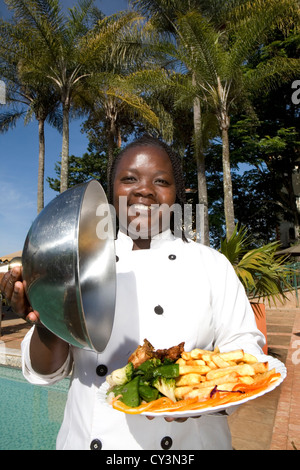 Afrikanische Kellnerin im Hotel, Kenia Stockfoto