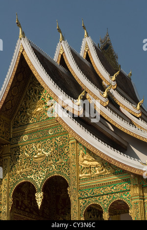 Die eindrucksvolle, dekorierte Fassade der Haw Pha Bang im Königspalast in Luang Prabang, Laos Stockfoto