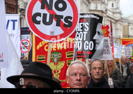 Große Anzahl Massendemonstration Protestmarsch Piccadilly London. Anti-Schnitten schneidet keine Regierung Anti-Cameron, TUC März & Rallye Stockfoto