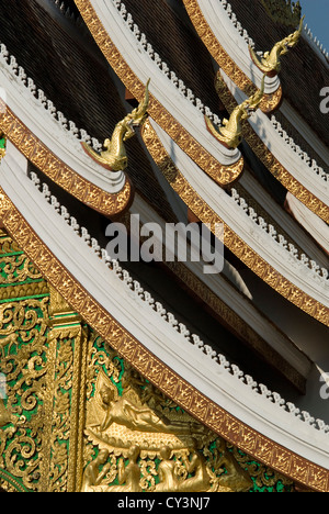 Ein Dach-Detail der Haw Pha Bang im Königspalast in Luang Prabang, Laos Stockfoto