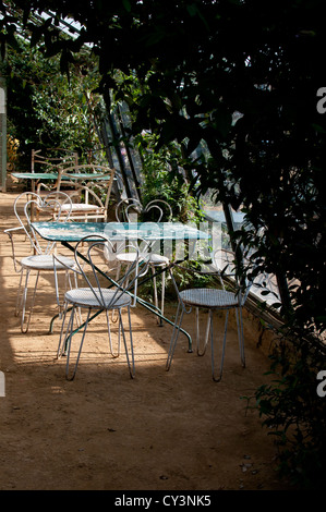 Tische und Stühle im Café Petersham Stockfoto