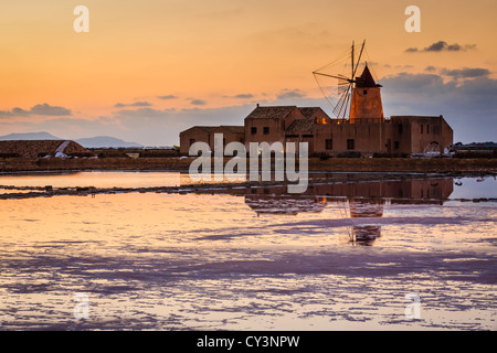 Sonnenuntergang an der alten Saline in der Laguna Dello Stagnone in der Nähe von Trapani, Sizilien, Italien Stockfoto