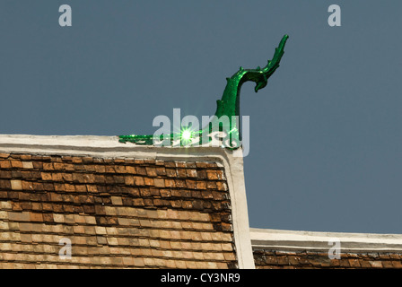 Ein Glitzern des Sonnenlichts wird durch das reich verzierte Dach-Detail des Wat Mai in Luang Prabang, Laos gefangen. Stockfoto