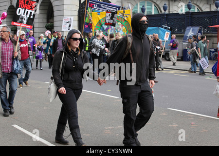 Schwarzer Block Flagge Anarchist Demonstrant paar im März gegen Sparpolitik, Piccadilly central London, UK. Eine Zukunft, die funktioniert Stockfoto