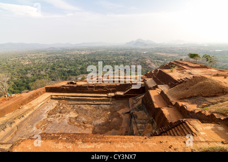 Ruinen auf der Oberseite des Löwen Sigiriya Rock Palast und Festung, Sri Lanka Stockfoto