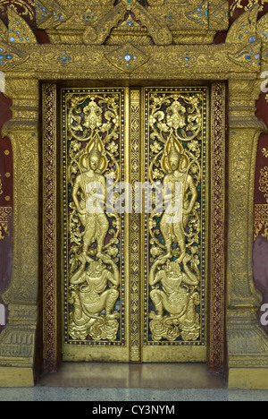 Das reich verzierte Tor zu den Gebetsraum am Wat Mai in Luang Prabang, Laos Stockfoto