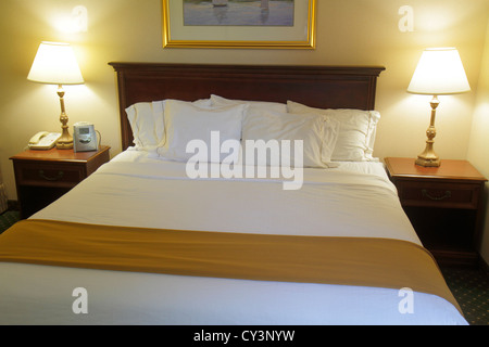 Rhode Island Newport, Middletown, Holiday Inn Express, Motel, Hotel, Gästezimmer, Kingsize-Bett, gemacht, Lampen, Tische, RI120819074 Stockfoto