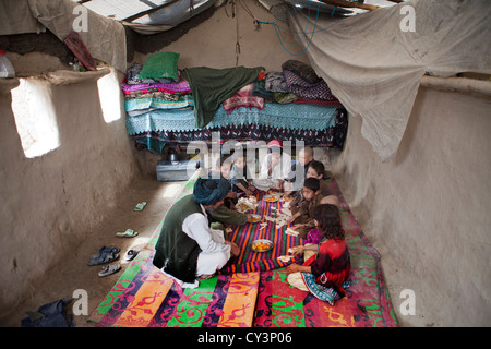 Afghanische Familie Mittagessen in ihrem Lehmhaus Stockfoto