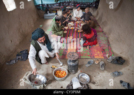 Afghanische Familie Mittagessen in ihrem Lehmhaus Stockfoto