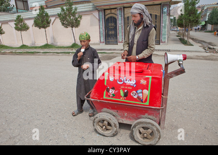 Afghanischer Junge kauft ein Eis in Kabul Stockfoto