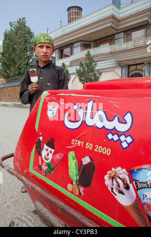 Afghanischer Junge kauft ein Eis in Kabul Stockfoto