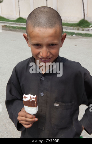 Afghanischer Junge kauft ein Eis in Kabul Stockfoto