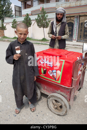 Afghanischer Junge kauft ein Eis in Kabul Stockfoto