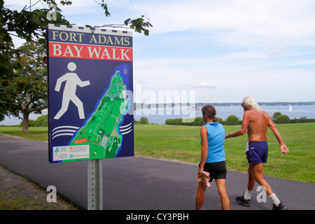 Newport Rhode Island, Neuengland, Fort Ft. Adams State Park, Bay Water Walk, Fußweg, Schild, Logo, Narragansett Bay Water, ältere Senioren alt älter citiz Stockfoto