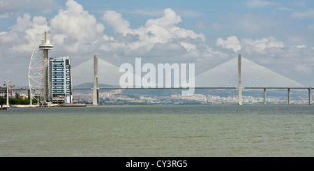 Vasco da Gama Bridge Und Tower, Parque Das Nações (Park der Nationen), Lissabon, Portugal Stockfoto