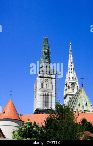 Das Gebäude der Kathedrale bedeckt im Gerüstbau und Kunststoff in Zagreb Stockfoto