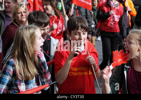 Gruppe von Kindern marschieren auf TUC März gegen Sparpolitik März Rallye "A Future, die Works" central London, UK Stockfoto