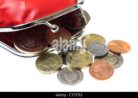 Britische Geldbörse mit rotem Geld offen mit einigen Sterling Münzen Währung verschüttet auf einem einfachen Hintergrund von oben. Sparkonzept. England Großbritannien Stockfoto