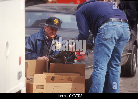 FBI-Agenten vom FBI, ATF und NICB Sichten durch Schutt aus dem World Trade Center auf der Suche nach beweisen. Stockfoto