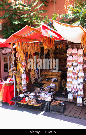 Kroatische Schuhe zum Verkauf an den Sonntagsmarkt in Zagreb Stockfoto