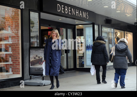 Käufer zu Fuß vorbei an Kaufhaus Debenhams shop Worthing West Sussex UK Stockfoto