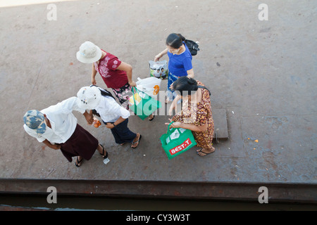 Fluggästen eine Fähre in Rangun, Myanmar Stockfoto