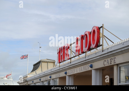 Das Lido auf Worthing Strandpromenade West Sussex UK. Das alte Schwimmbad dient heute als eine Spielhalle und kleine Kirmes rides Stockfoto