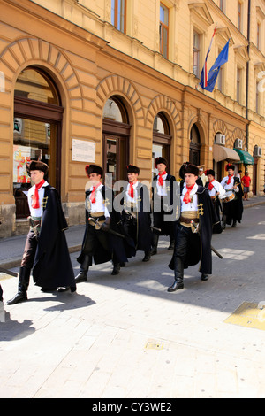 Männer der Kravat Regiment Kavallerie durch Zagreb Stockfoto