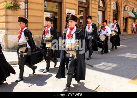 Männer der Kravat Regiment Kavallerie durch Zagreb Stockfoto