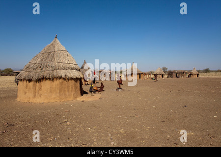 Himbas in Namibia. Stockfoto