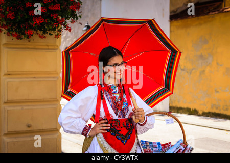 Kroatische Mädchen, gekleidet in traditioneller Kleidung verkauft Souvenirs in Zagreb Stockfoto