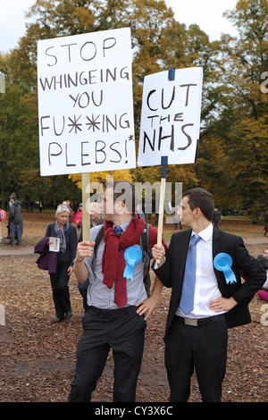 Anti-Sparmaßnahmen und Regierung schneidet Demonstranten in A Future, dass Werke London. Mit Stop Pleb & schneiden Plakate des NHS London UK Stockfoto