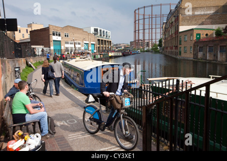 Ein Mann reitet sein Fahrrad entlang der Leinpfad des Regent es Canal von Broadway Market, East London, Hackney, London Fields Stockfoto