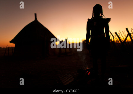 Himbas in Namibia. Stockfoto