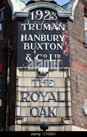 Signeage außerhalb der Royal Oak Public House, Columbia Road Market. Hackney, London UK Stockfoto