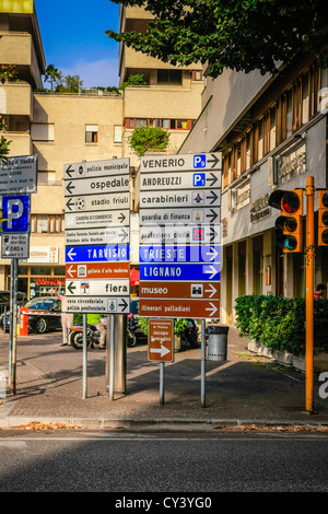 Mehrere Zeichen in der Piazza XXVI Luglio, Udine, Italien Stockfoto