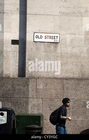 Ein modisch gekleideter junge Mann Spaziergänge entlang der Old Street Hoxton Square. Hackney, London UK Stockfoto