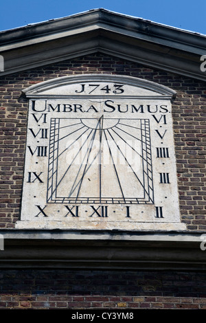 Hugenot Sonnenuhr an der Seite der Jama Majid Moschee in Brick Lane mit Aufschrift Umbra Sumus "Wir sind Schatten" Stockfoto