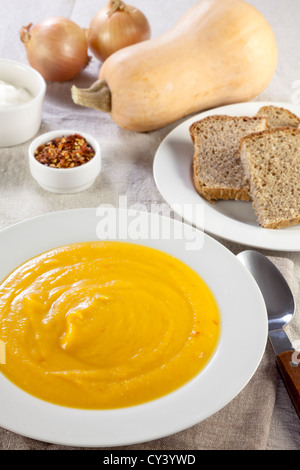 Butternut-Kürbis-Suppe mit chili Stockfoto