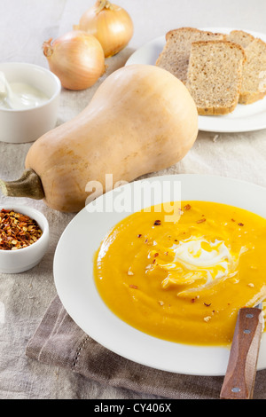 Butternut-Kürbis-Suppe mit chili Stockfoto