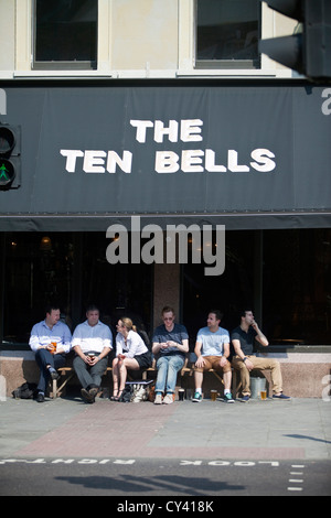 Männer und Frauen trinken außerhalb der zehn Glocken Public House in Spitalfields, London, UK Stockfoto