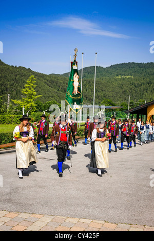 Männer der kaiserlichen Armee und Dorf Jungfrauen nehmen an einer Parade in Reith Bei Seefeld Österreich Stockfoto