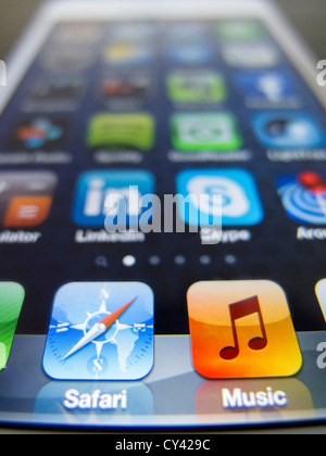 Detail des neuen iPhone5 Smartphone-Bildschirm zeigt viele Homescreen apps Stockfoto