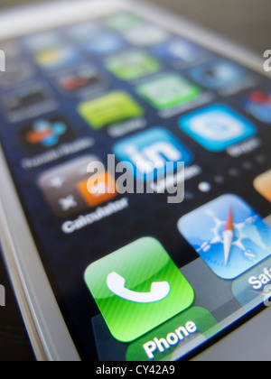 Detail des neuen iPhone5 Smartphone-Bildschirm zeigt viele Homescreen apps Stockfoto