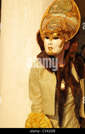 Maske Träger, Karneval in Venedig, Italien. Stockfoto