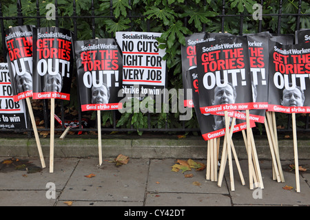 Protest-Plakate in A Future, die Works, central London, UK Stockfoto