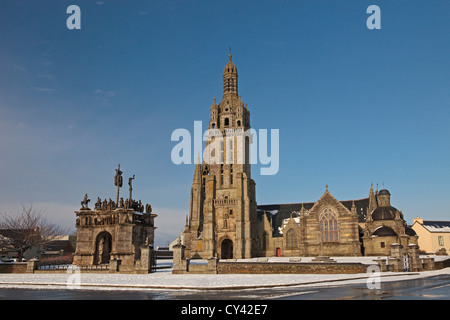 Europa, Frankreich, Bretagne, Finistere (29), Pleyben Kirche St Deutsch, 16. Jahrhundert, mit Schnee Stockfoto