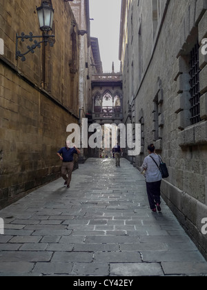 Ein Mann hat eine spontane Jig auf der Carrer del Bisbe in der Nähe der Kathedrale (La Seu) in Barcelona, Katalonien, Spanien Stockfoto